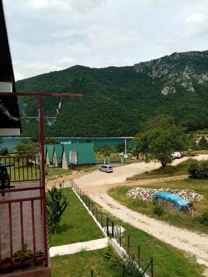 Apartman Pivsko Jezero Hotel Plužine Kültér fotó