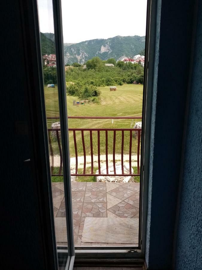 Apartman Pivsko Jezero Hotel Plužine Kültér fotó